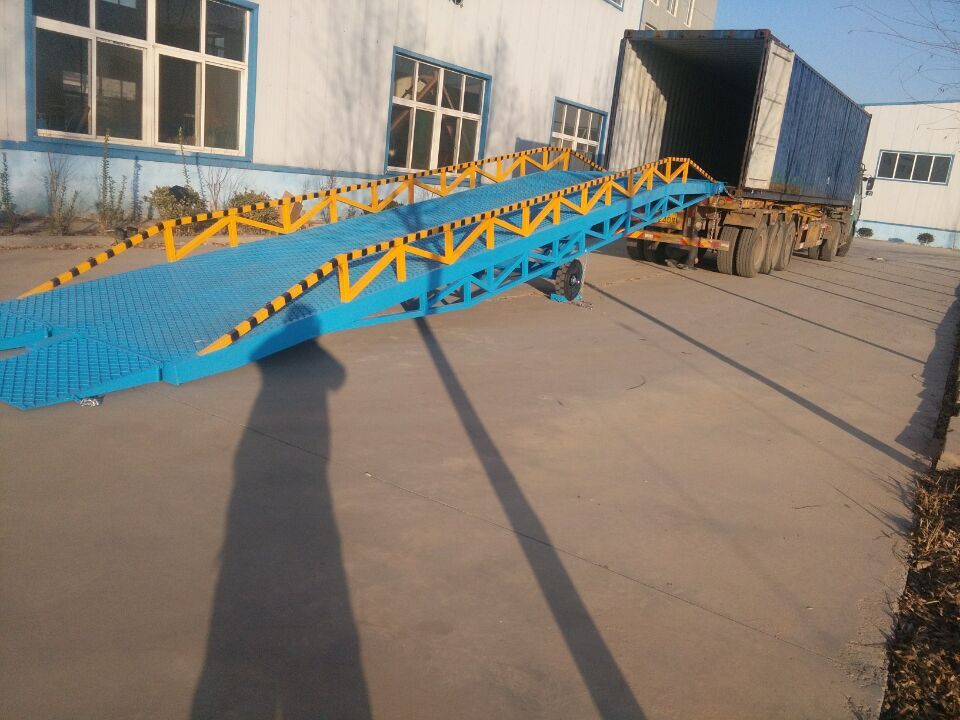 盛榮機械專業(yè)設計生產(chǎn)集裝箱裝卸登車橋 裝卸平臺
